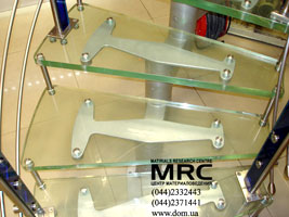 Mount of stages from tempered glass to metal construction of winding staircase