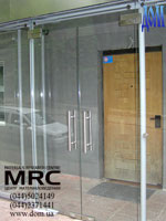 Glass entrance lobby with pendulum two leaves glass door
